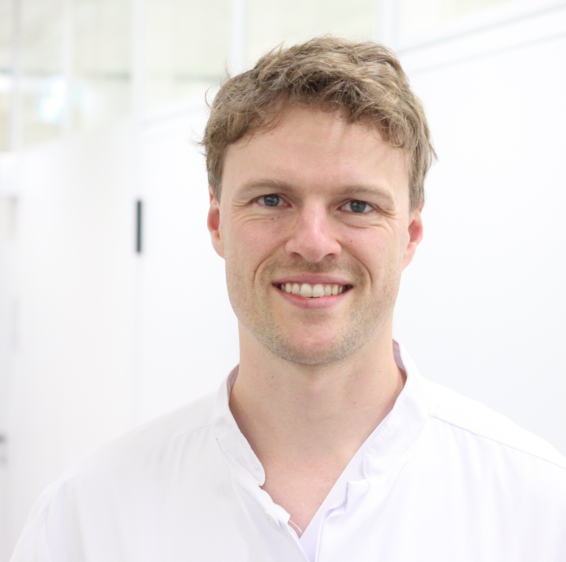 Dr. Nils Gade